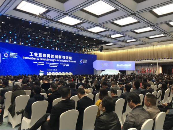 【第五屆世界互聯(lián)網(wǎng)大會(huì)】 嘉興市代市長(zhǎng)毛宏芳與葫蘆娃集團(tuán)創(chuàng)始人唐正榮親切交流