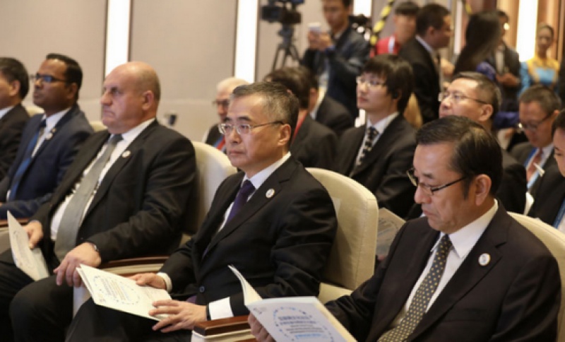 文化部副部长项兆伦在第三届世界互联网大会期间接见葫芦娃集团创始人唐正荣