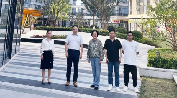 全国人大代表、全国人大财经委委员骞芳莉莅临葫芦娃集团考察指导