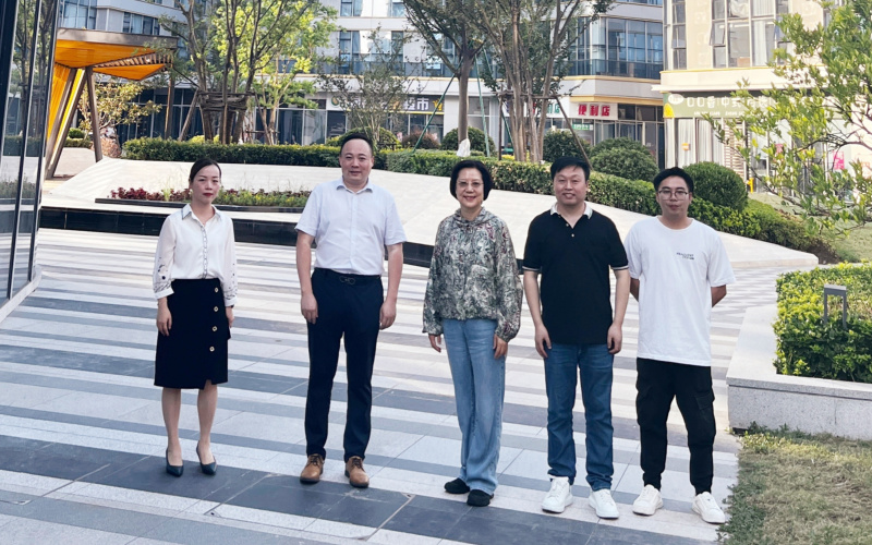 全国人大代表、全国人大财经委委员骞芳莉莅临葫芦娃集团考察指导